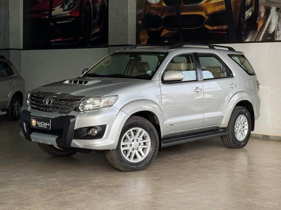 TOYOTA HILUX SW4 3.0 SRV 4X4 7 LUGARES 16V TURBO INTERCOOLER DIESEL 4P AUTOMÁTICO TOYOTA HILUX SW4 3.0 SRV 4X4 7 LUGARES 16V TURBO INTERCOOLER DIESEL 4P AUTOMÁTICO